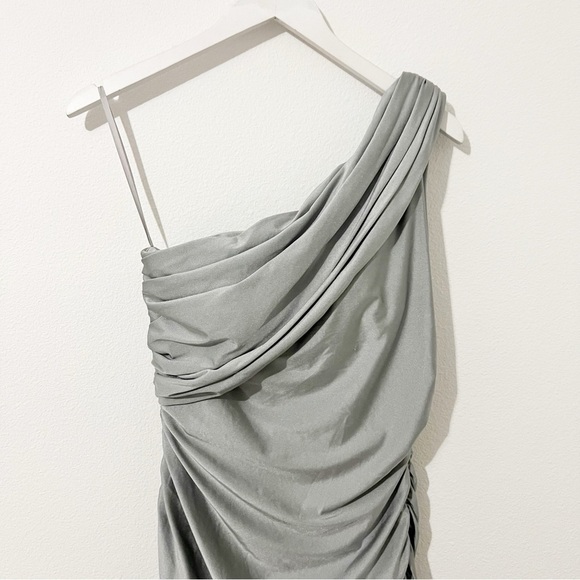 La Femme One Shoulder Ruched Gown
Dress Long Flormal Silver Women's Size 8 - Picture 6 of 7